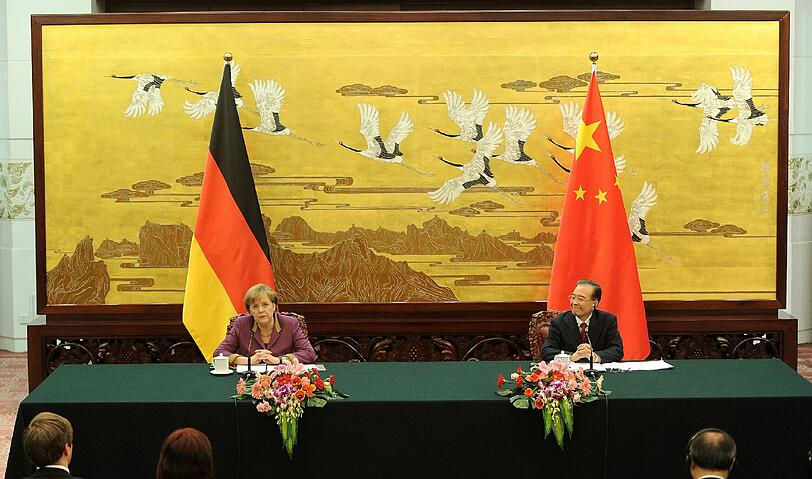 "Nö, kein Hu, Wen dann eben, sehen ja auch irgendwie alle gleich aus auf die Entfernung. Schöne Bescherung, und dann dieses Trauergesteck da vor mir - Zusammenreißen Angela! Nicht wieder nölig werden!"