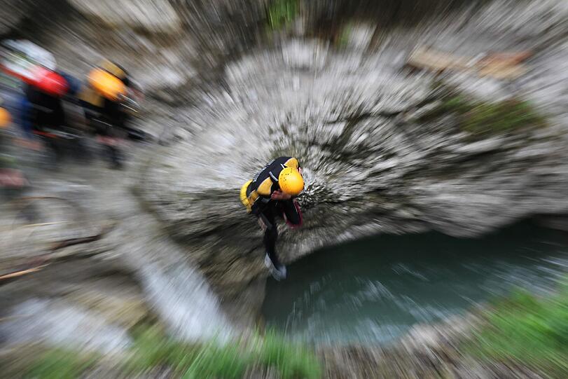 Mutiger Sprung ins Wasserbecken.