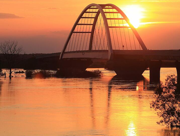 Das Hochwasser der Elbe hat am 10.06.2013 die Flussauen bei Fischbeck (Sachsen-Anhalt) überschwemmt. Die Ruhe ist trügerisch, doch dort ist ein Damm gebrochen.