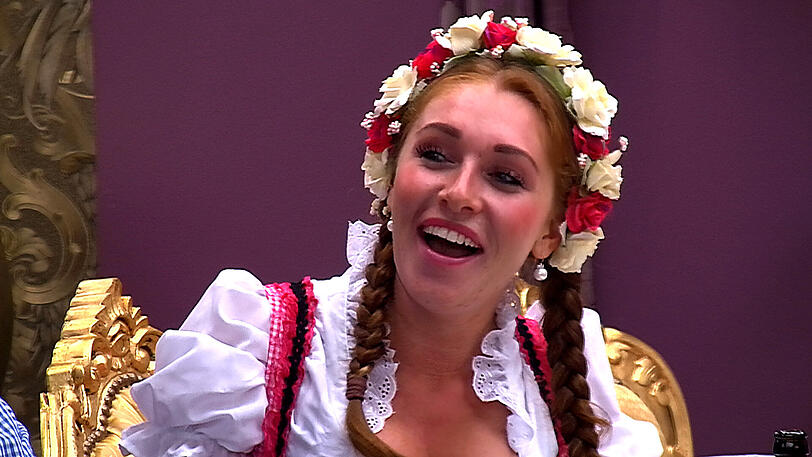 Oktoberfest-Stimmung im Big Brother Haus: Die Belohnung für ein von Natalia gewonnenes Match.