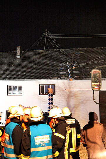 In Heldenstein krachte ein Maibaum auf ein Haus - und riss dabei eine Stromleitung ab.