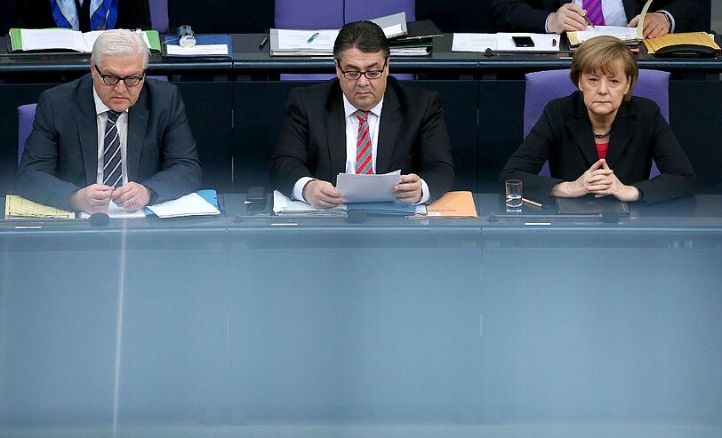 Lange Gesichter auf der Regierungsbank im Bundestag: Bei der Generaldebatte zum Haushalt 2014 musste sich die Regierung um Kanzlerin Merkel, Vizekanzler Gabriel und Außenminister Steinmeier Kritik aus der Opposition gefallen lassen. Im Fokus: Die EEG-Reform.