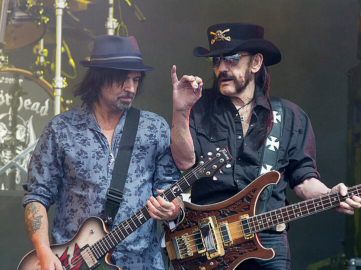 Lemmy Kilmister, mit schwarzem Hut - und vielleicht auch schon wieder etwas Durst - beim Glastonbury-Festival
