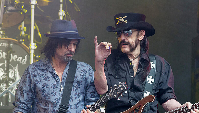 Lemmy Kilmister, mit schwarzem Hut - und vielleicht auch schon wieder etwas Durst - beim Glastonbury-Festival Lemmy Kilmister, mit schwarzem Hut - und vielleicht auch schon wieder etwas Durst - beim Glastonbury-Festival