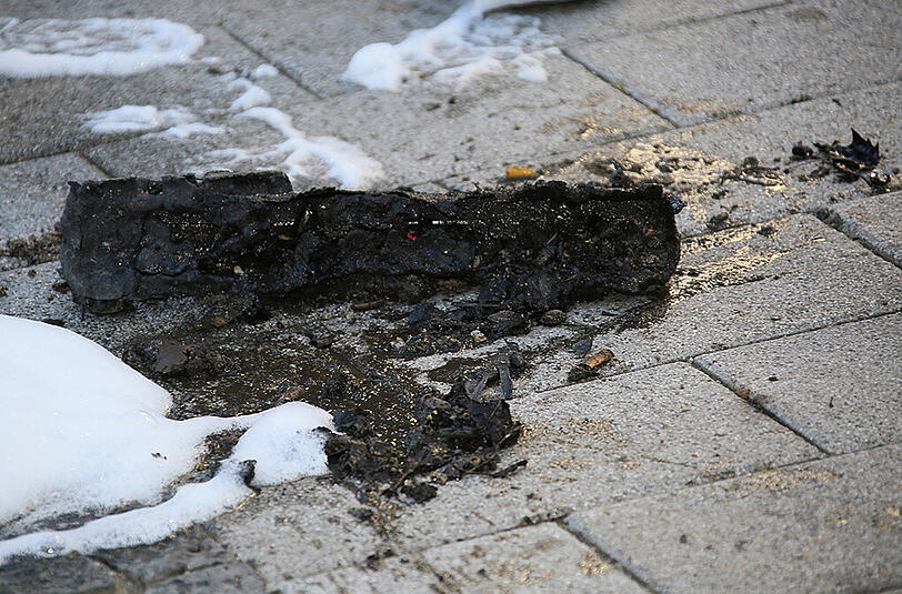 Bilder vom Feuerwehreinsatz in Waldkraiburg am Montag. Trockenes Laub sorgte für einen kleinen Brand in einer Abwasserrinne.