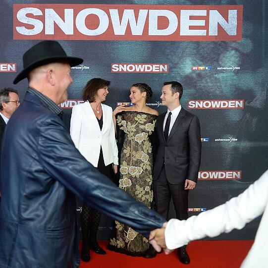 Gemeinsam mit Joseph Gordon-Levitt und Shailene Woodley posiert Ilse Aigner auf dem roten Teppich am Mathäser Kino.