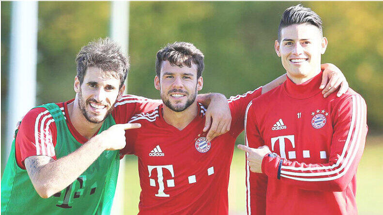 Juan Bernat wird von seinen Teamkollegen Javi Martínez (links) und James Rodríguez in die Mitte genommen.