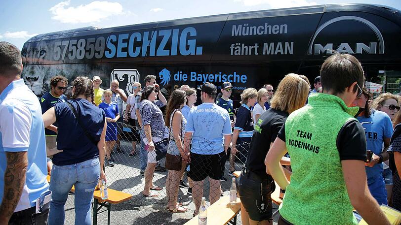 Waren auch in Bodenmais eine Attraktion: Der Bus mit der Mannschaft des TSV 1860 München.