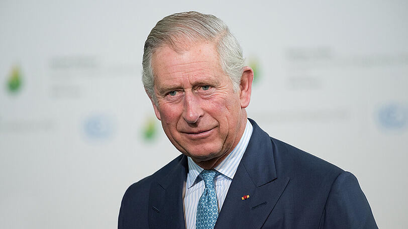 Prinz Charles beweist bei einer Führung durch eine Schneiderei Humor