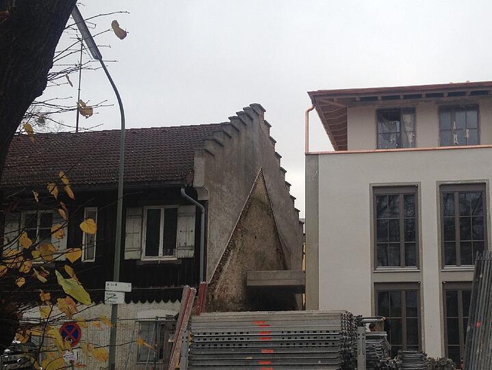 Aussichtslose Enge bietet dieser Neubau in Gern.