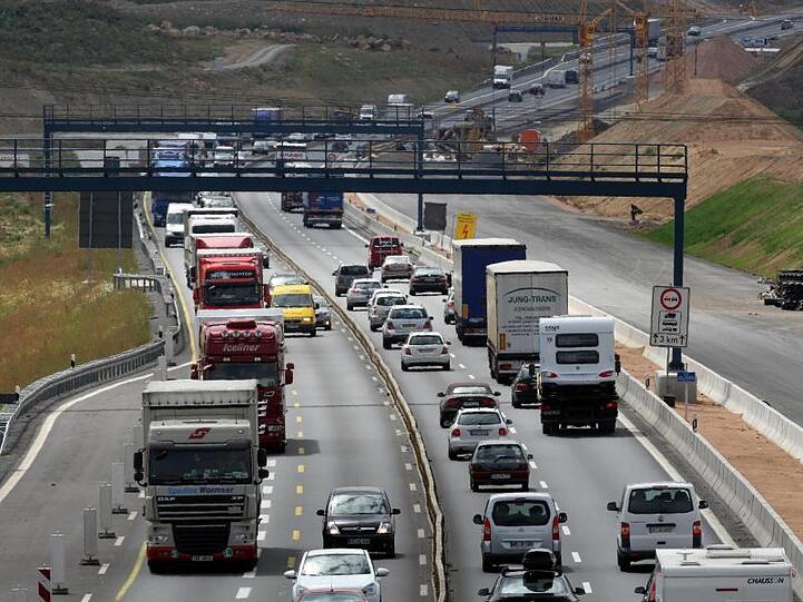 Dichter Verkehr herrscht in einem Baustellenbereich auf der Autobahn A3 zwischen Würzburg und Biebelried (Bayern).