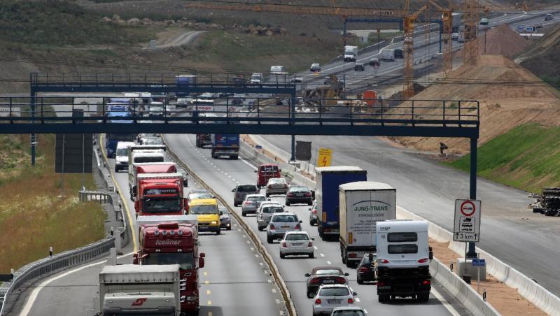 Dichter Verkehr herrscht in einem Baustellenbereich auf der Autobahn A3 zwischen Würzburg und Biebelried (Bayern). Dichter Verkehr herrscht in einem Baustellenbereich auf der Autobahn A3 zwischen Würzburg und Biebelried (Bayern).