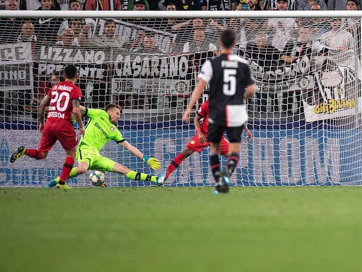Turins Federico Bernardeschi (r) trifft gegen Leverkusens Torhüter Lukas Hradecky (M).