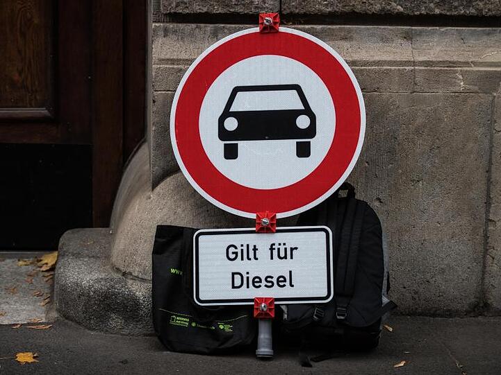 Ein Verkehrsschild "Verbot für Kraftfahrzeuge" mit dem Zusatz "Gilt für Diesel".