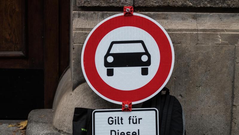 Ein Verkehrsschild "Verbot für Kraftfahrzeuge" mit dem Zusatz "Gilt für Diesel". Ein Verkehrsschild "Verbot für Kraftfahrzeuge" mit dem Zusatz "Gilt für Diesel".