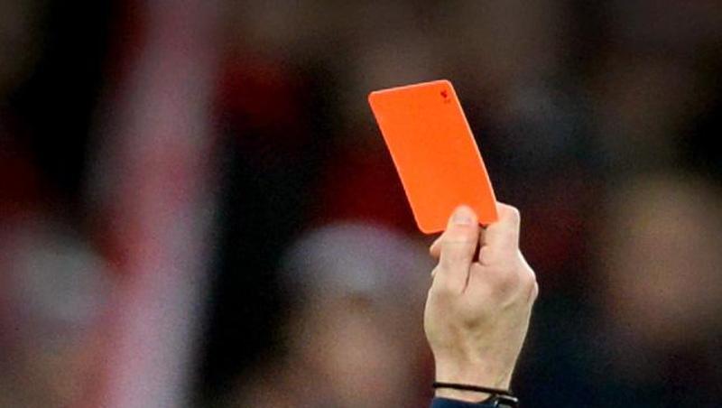 Ein Schiedsrichter zeigt einem Fußballspieler die rote Karte. Foto: Patrick Seeger/dpa/Symbolbild Ein Schiedsrichter zeigt einem Fußballspieler die rote Karte. Foto: Patrick Seeger/dpa/Symbolbild