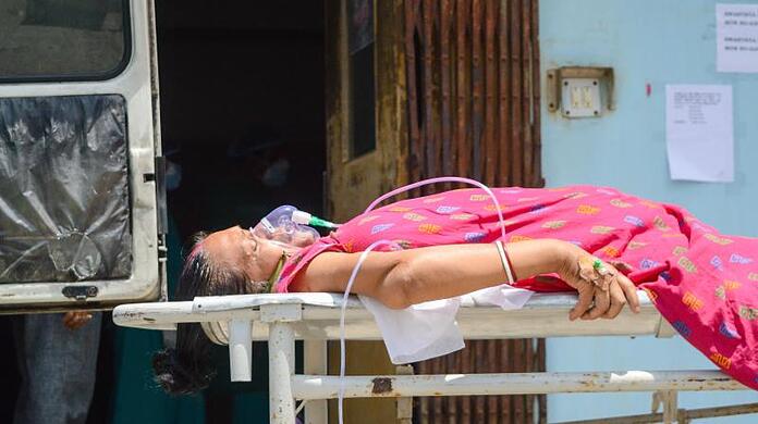 Eine Covid-19-Patientin wird im indischen Kolkata zur Intensivstation eines Krankenhauses gebracht.