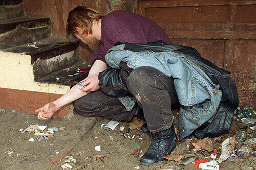 Gefährlicher Rausch: Ein Junkie setzt sich einen Schuss.