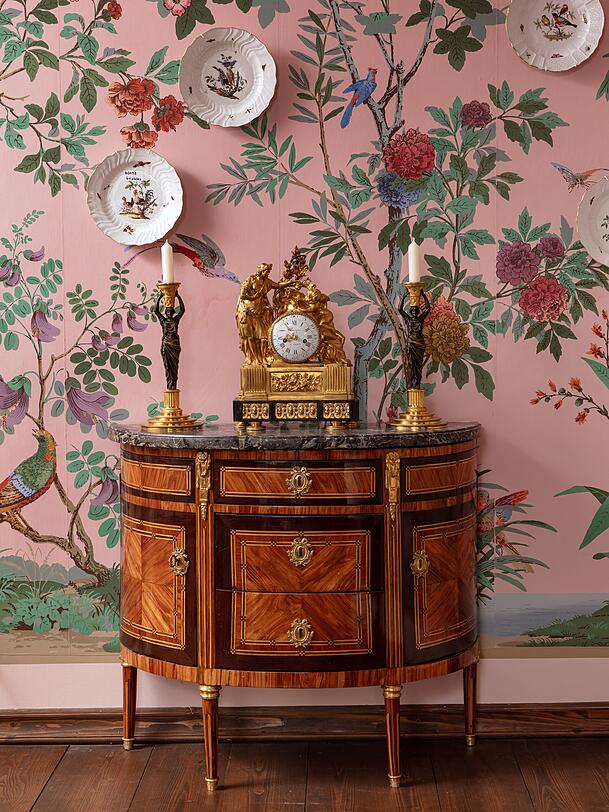 Wie eine Szene aus dem 18. Jahrhundert: Jahrhundertealte Kostbarkeiten werden meistbietend verkauft.