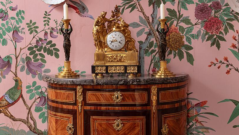 Wie eine Szene aus dem 18. Jahrhundert: Jahrhundertealte Kostbarkeiten werden meistbietend verkauft.