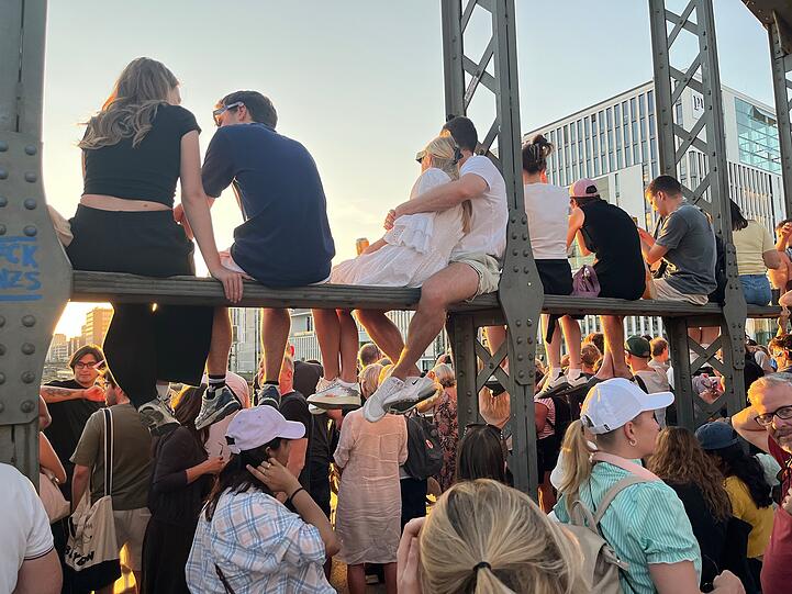 Hunderte von Menschen sahen sich die Sonnenfinsternis von der Hackerbr&uuml;cke aus an.