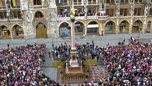 Hier feiert der FC Bayern die Meisterschaft auf dem Marienplatz. Am 2. März sollen die deutschen Winter-Olympioniken dort feierlich einziehen. Hier feiert der FC Bayern die Meisterschaft auf dem Marienplatz. Am 2. März sollen die deutschen Winter-Olympioniken dort feierlich einziehen.