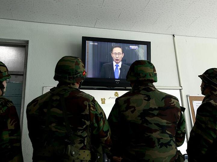 *  Vergrössern     * Südkoreanische Soldaten sehen die TV-Ansprache von Präsident Lee Myung Bak.