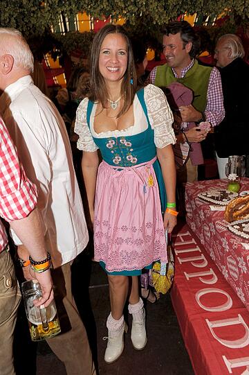 Oben farbenfroh, unten mutig mit weißen Stiefeln: Dana Schweiger am Samstag beim Einzug der Wiesn-Wirte.