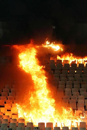 Schwere Aussreitungen in Athen: Im Duell zwischen Panathinaikos und Olympiakos geriet der Fußball zur Nebensache. Chaoten ließen es im Athener Stadion brennen, es gab viele Verletzte. Das Spiel wurde abgebrochen. Die Bilder