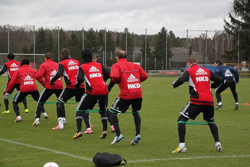 Warm-Up mit Fitnesscoach Markus Zidek.