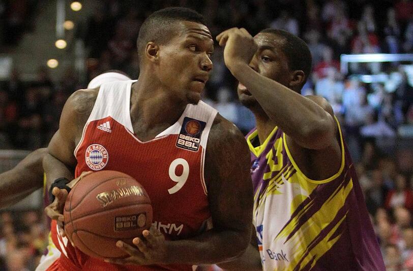 Deon Thompson (l.) vom FC Bayern Basketball im Spiel gegen Phoenix Hagen.