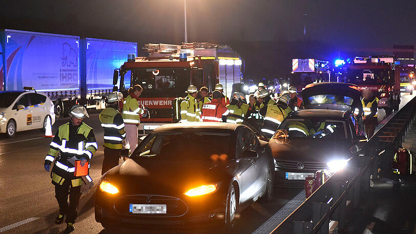 Der Teslafahrer setzte sein Elektroauto vor den Passat - und rettete damit vermutlich ein Leben.