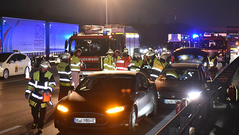 Der Teslafahrer setzte sein Elektroauto vor den Passat - und rettete damit vermutlich ein Leben. Der Teslafahrer setzte sein Elektroauto vor den Passat - und rettete damit vermutlich ein Leben.