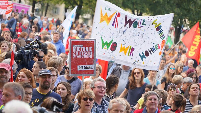 "Miethaie zu Fischstäbchen": Demonstranten ziehen am Samstagmittag quer durch die Innenstadt.