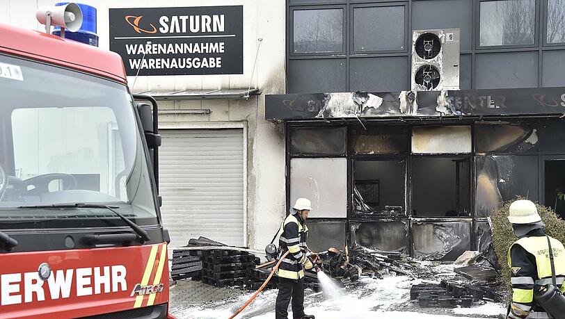 Einsatz im OEZ: Bei Saturn ist ein Feuer ausgebrochen. Einsatz im OEZ: Bei Saturn ist ein Feuer ausgebrochen.