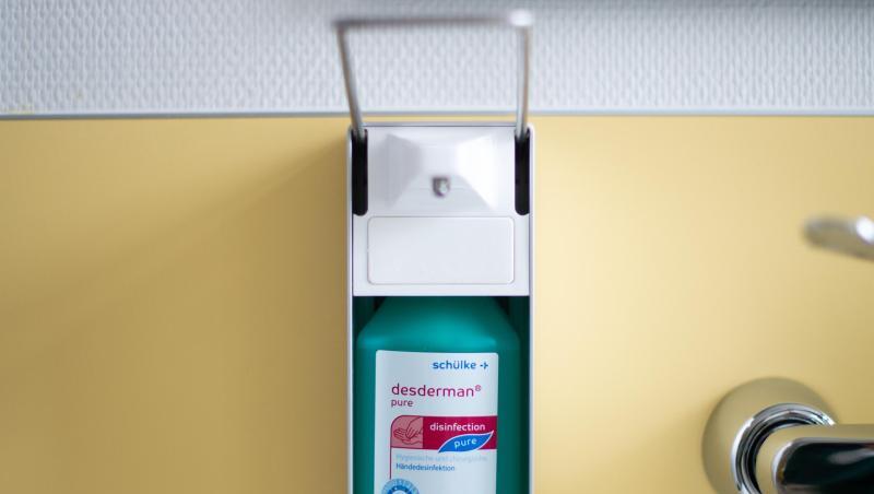 Ein Desinfektionsmittelspender ist zu sehen. Foto: Jonas Güttler/dpa/Symbolbild Ein Desinfektionsmittelspender ist zu sehen. Foto: Jonas Güttler/dpa/Symbolbild