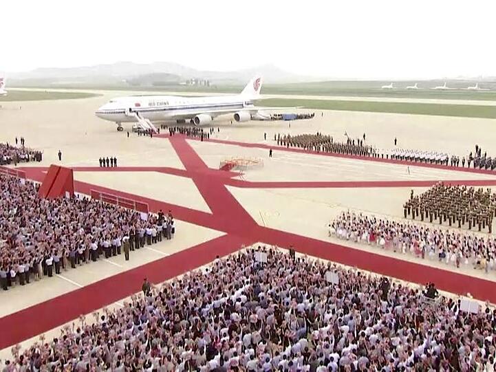 Ganz großer Bahnhof: Das Flugzeug des chinesischen Präsidenten Xi Jinping nach der Landung in der nordkoreanischen Hauptstadt Pjöngjang.