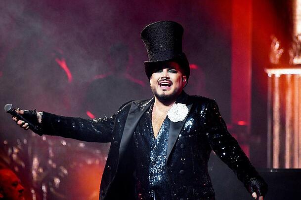 Sänger Adam Lambert im vollen Glamour-Ornat.
