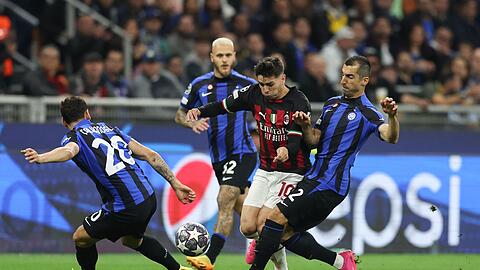 Brahim Díaz (m) vom AC Mailand lieferte sich harte Duelle mit der Defensive von Inter.