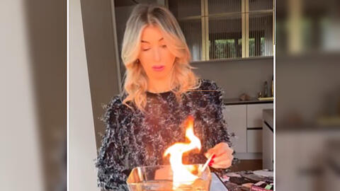 Spielt mit dem Feuer: Cathy Hummels in der heimischen Küche