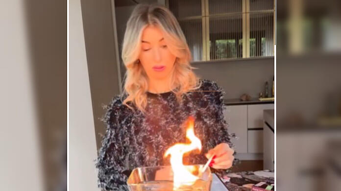 Spielt mit dem Feuer: Cathy Hummels in der heimischen Küche