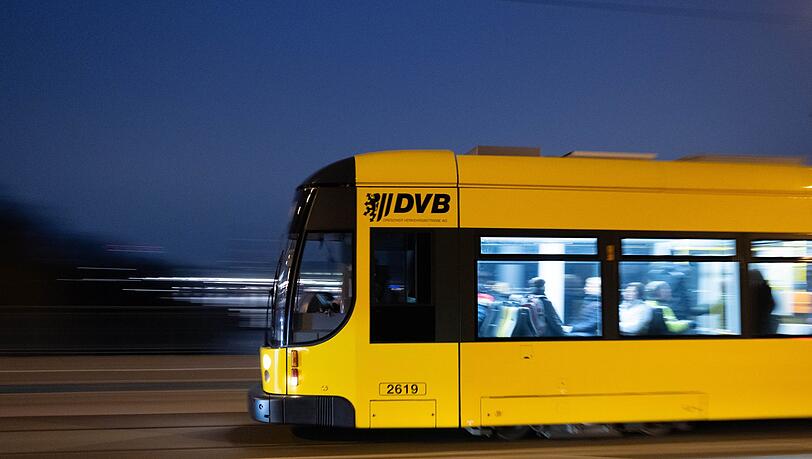 In der Dresdner Neustadt kam es in der Nacht zu Sonntag in einer Straßenbahn zu einem Messerangriff. (Symbolfoto)
