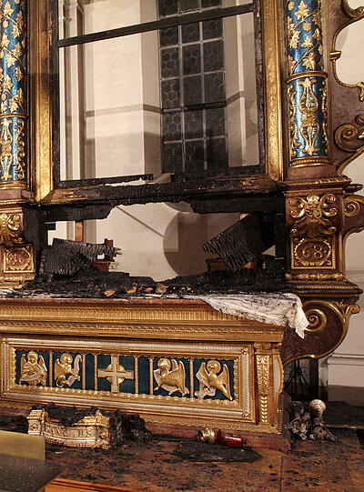 Völlig verkohlt: Der Altarraum ist durch den Brand zerstört worden. Offenbar hat eine Kerze das Feuer im Studienstift St. Michael ausgelöst. Die Bilder