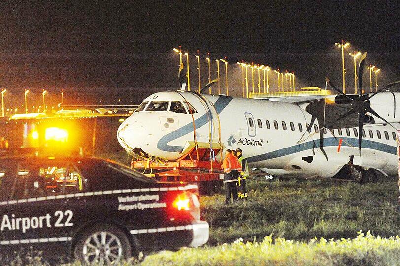 Bergung der havarierten ATR 72 der Air Dolomiti durch die Flughafenfeuerwehr.