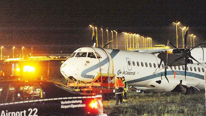 Bergung der havarierten ATR 72 der Air Dolomiti durch die Flughafenfeuerwehr. Bergung der havarierten ATR 72 der Air Dolomiti durch die Flughafenfeuerwehr.
