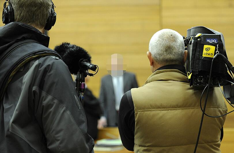 Der ehemalige Polizeichef von Rosenheim, Rudolf M. (r), vor Gericht