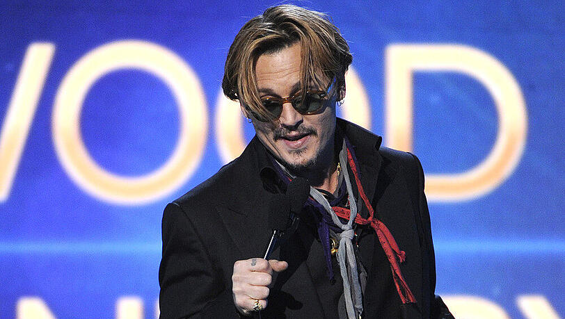 Auch sein Auftritt bei den Hollywood Film Awards im November 2014 in Los Angeles sorgte für Aufsehen: Johnny Depp.zggfgfzig