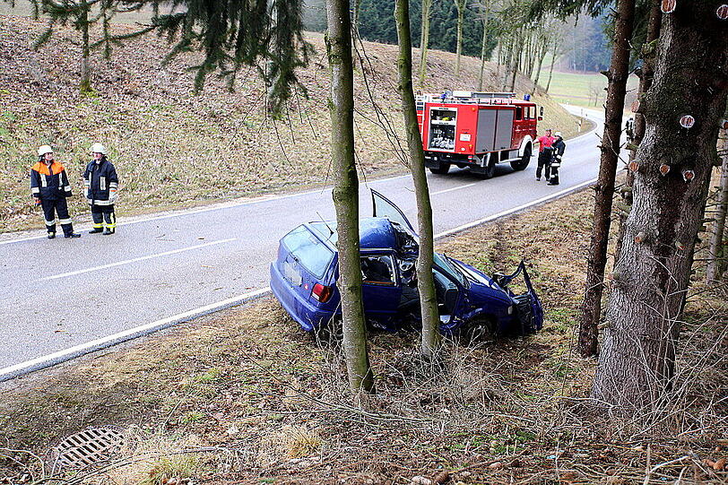 Die 19-Jährige verlor in einer Kurve die Kontrolle und krachte gegen den Baum.