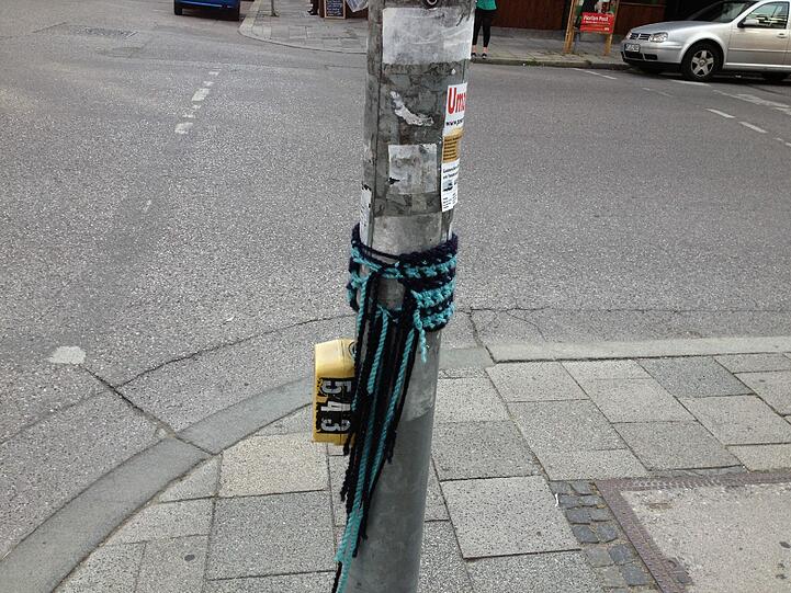 Niedrige Temperaturen sind für diese Ampel kein Problem mehr: Sie hat einen Schal!