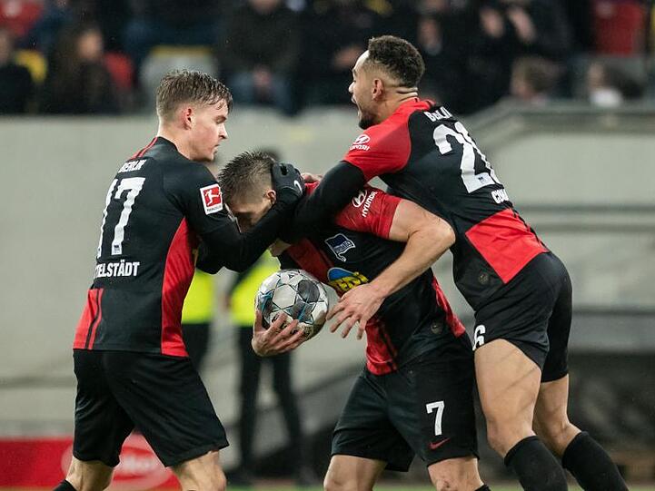 Berlins Krzysztof Piatek (M) jubelt mit Maximilian Mittelstädt (l) und Matheus Cunha über seine Treffer zum 3:3.